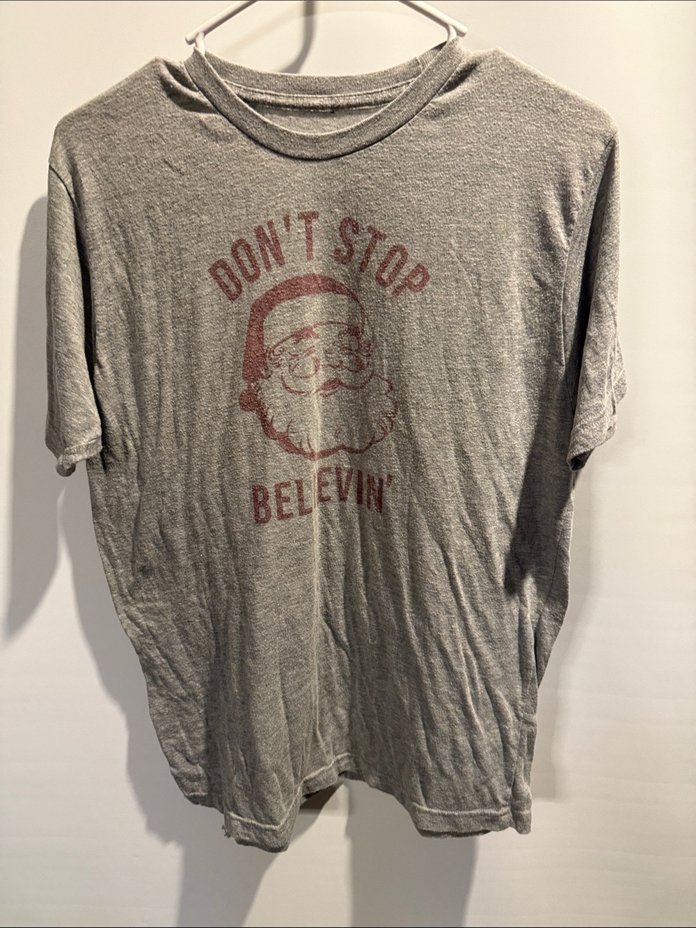 Men's Gray Graphic Tee with Red Santa Print - Don't Stop Believin' Size: M